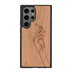 Coque de protection en bois véritable fabriquée en France pour Samsung S25 Ultra représentant une main de femme tenant une cigarette de type line art en collaboration avec l'artiste Maud Dabs