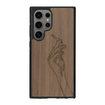 Coque de protection en bois véritable fabriquée en France pour Samsung S25 Ultra représentant une main de femme tenant une cigarette de type line art en collaboration avec l'artiste Maud Dabs