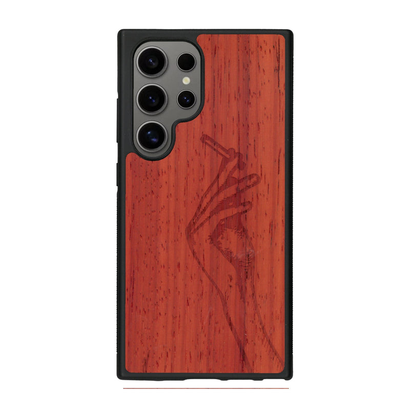 Coque de protection en bois véritable fabriquée en France pour Samsung S25 Ultra représentant une main de femme tenant une cigarette de type line art en collaboration avec l'artiste Maud Dabs
