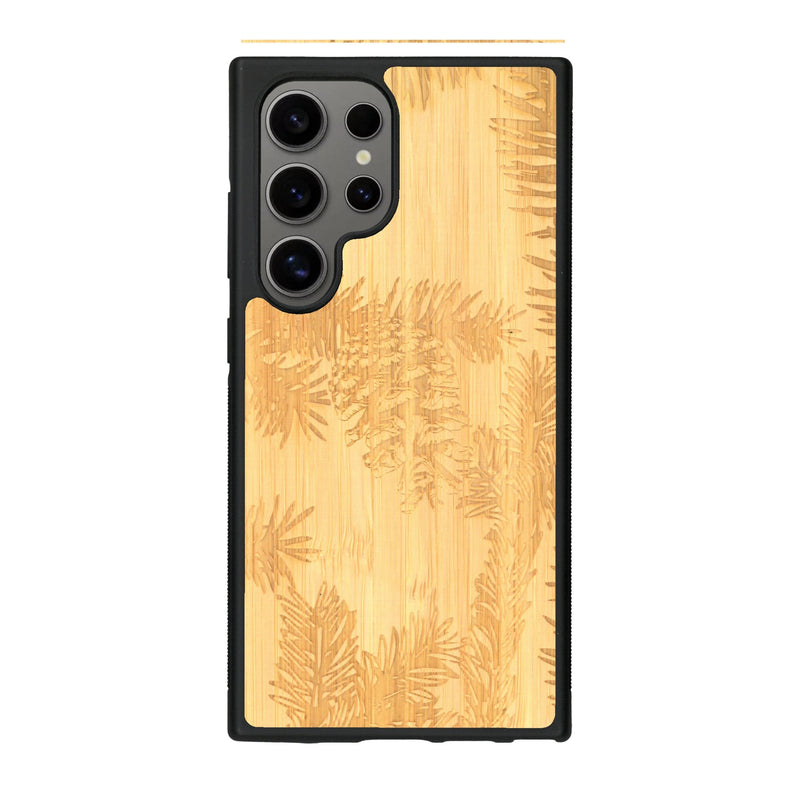 Coque de protection en bois véritable fabriquée en France pour Samsung S25 Ultra sur le thème de la nature des arbres avec un motif de gravure représentant des épines de sapin et des pommes de pin