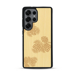 Coque de protection en bois véritable fabriquée en France pour  sur le thème de la nature des arbres avec un motif de gravure représentant des épines de sapin et des pommes de pin