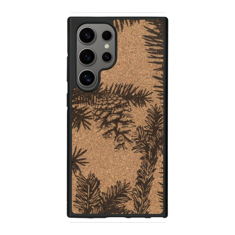 Coque de protection en bois véritable fabriquée en France pour Samsung S25 Ultra sur le thème de la nature des arbres avec un motif de gravure représentant des épines de sapin et des pommes de pin
