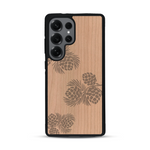 Coque de protection en bois véritable fabriquée en France pour  sur le thème de la nature des arbres avec un motif de gravure représentant des épines de sapin et des pommes de pin