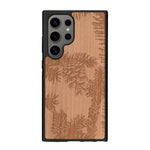 Coque de protection en bois véritable fabriquée en France pour Samsung S25 Ultra sur le thème de la nature des arbres avec un motif de gravure représentant des épines de sapin et des pommes de pin