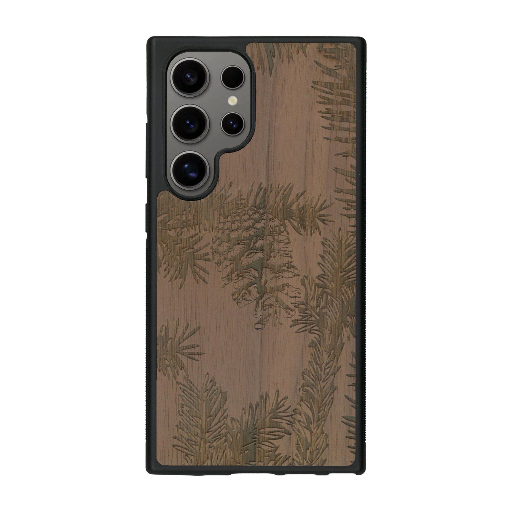 Coque de protection en bois véritable fabriquée en France pour Samsung S25 Ultra sur le thème de la nature des arbres avec un motif de gravure représentant des épines de sapin et des pommes de pin