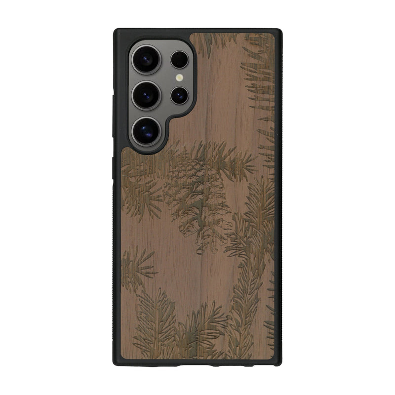 Coque de protection en bois véritable fabriquée en France pour Samsung S25 Ultra sur le thème de la nature des arbres avec un motif de gravure représentant des épines de sapin et des pommes de pin