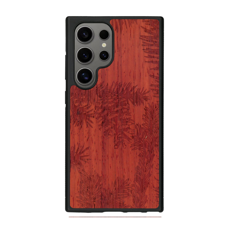Coque de protection en bois véritable fabriquée en France pour Samsung S25 Ultra sur le thème de la nature des arbres avec un motif de gravure représentant des épines de sapin et des pommes de pin