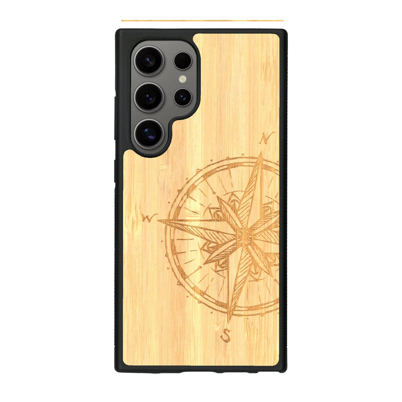 Coque de protection en bois véritable fabriquée en France pour Samsung S25 Ultra avec une gravure "rose des vents" sur le thème nautique et de l'océan qui s'inspire des boussoles de pirate