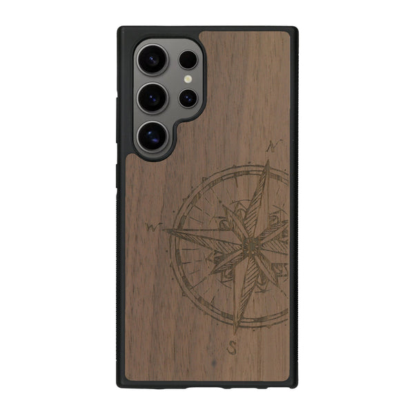 Coque de protection en bois véritable fabriquée en France pour Samsung S25 Ultra avec une gravure "rose des vents" sur le thème nautique et de l'océan qui s'inspire des boussoles de pirate