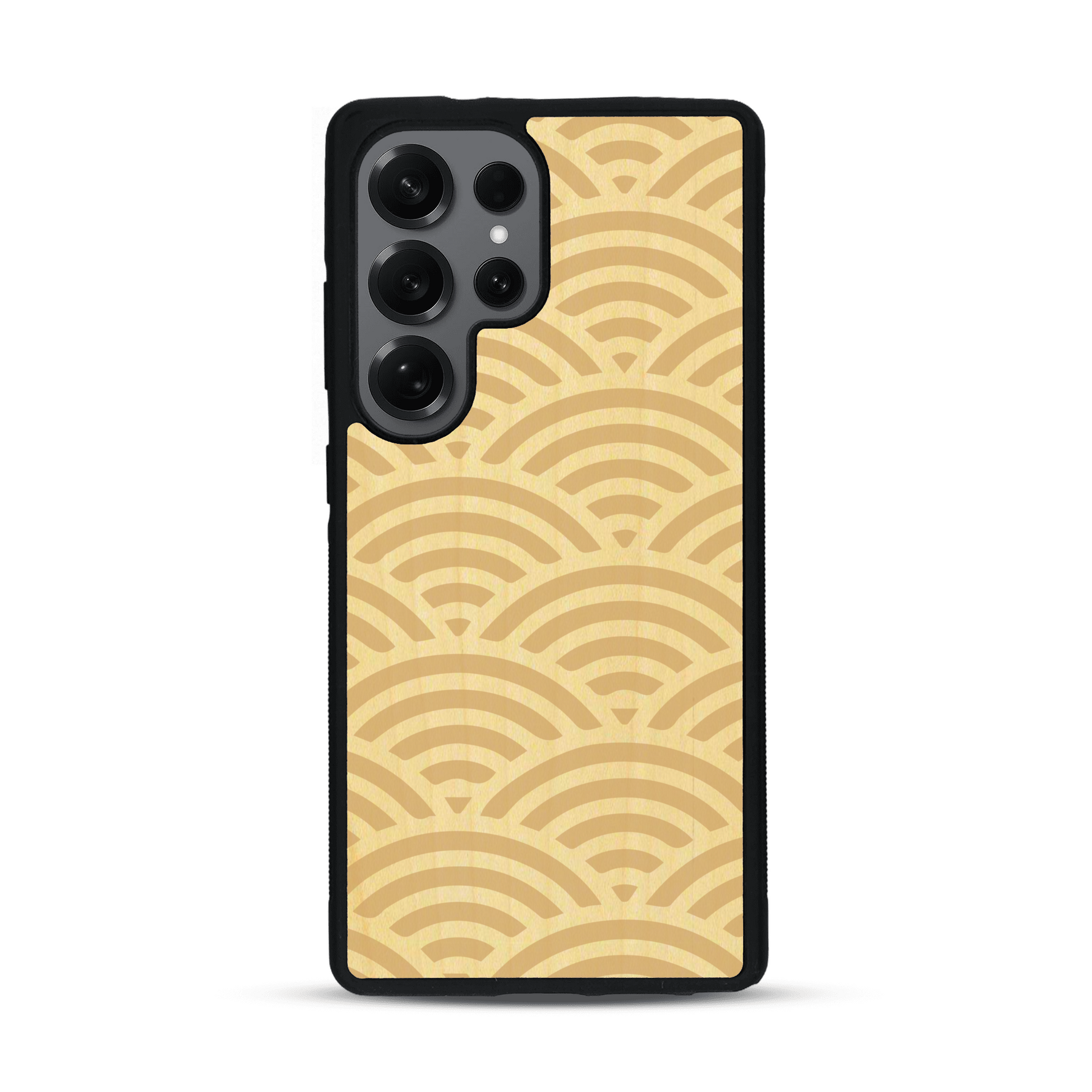 Coque de protection en bois véritable fabriquée en France pour  baptisée "La Sinjak" avec un motif de gravure abstrait représentant la répétition d'un symbole wifi