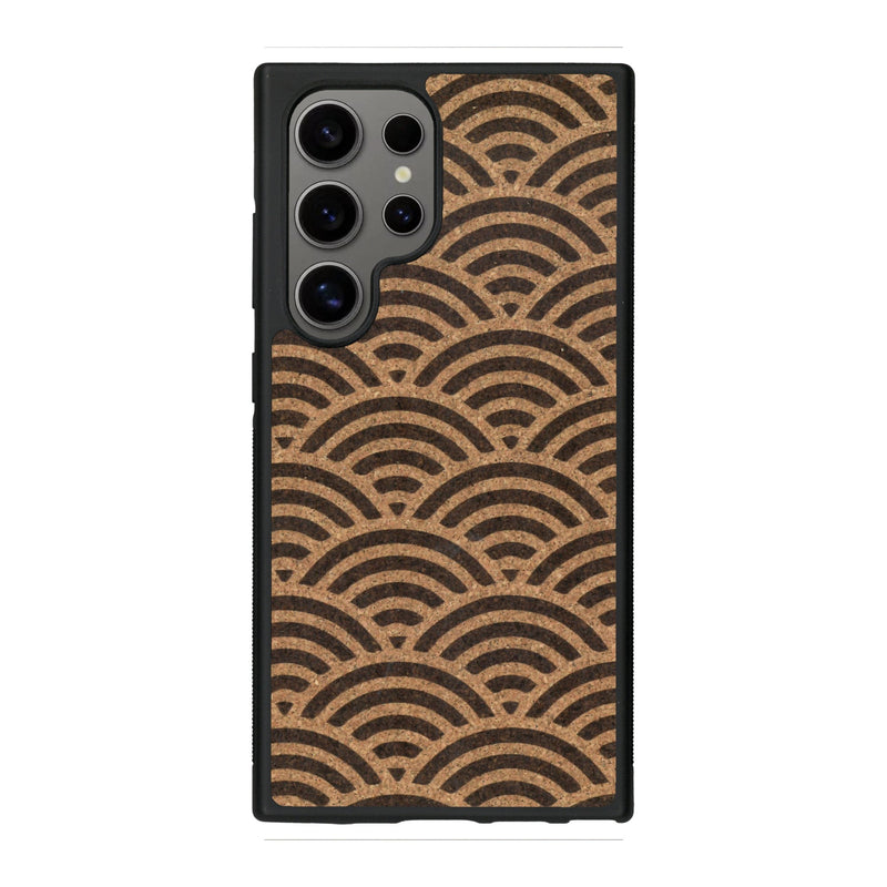 Coque de protection en bois véritable fabriquée en France pour Samsung S25 Ultra baptisée "La Sinjak" avec un motif de gravure abstrait représentant la répétition d'un symbole wifi