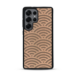 Coque de protection en bois véritable fabriquée en France pour  baptisée "La Sinjak" avec un motif de gravure abstrait représentant la répétition d'un symbole wifi