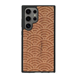 Coque de protection en bois véritable fabriquée en France pour Samsung S25 Ultra baptisée "La Sinjak" avec un motif de gravure abstrait représentant la répétition d'un symbole wifi