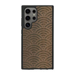 Coque de protection en bois véritable fabriquée en France pour Samsung S25 Ultra baptisée "La Sinjak" avec un motif de gravure abstrait représentant la répétition d'un symbole wifi