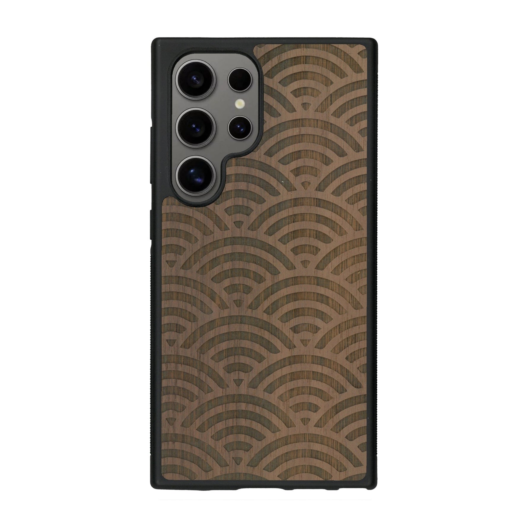 Coque de protection en bois véritable fabriquée en France pour Samsung S25 Ultra baptisée "La Sinjak" avec un motif de gravure abstrait représentant la répétition d'un symbole wifi