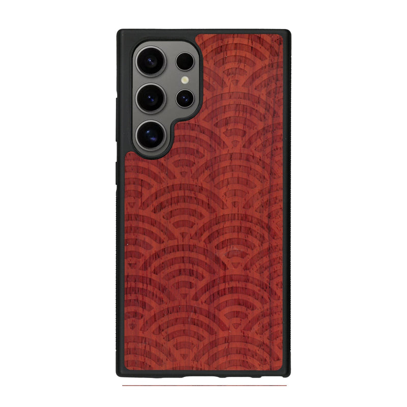Coque de protection en bois véritable fabriquée en France pour Samsung S25 Ultra baptisée "La Sinjak" avec un motif de gravure abstrait représentant la répétition d'un symbole wifi