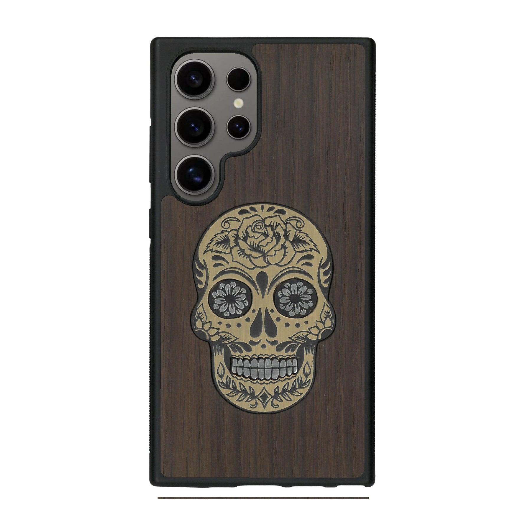 Coque de protection en bois véritable fabriquée en France pour Samsung S25 Ultra alliant du chêne fumé avec du métal argenté et doré représentant une tête de mort mexicaine sur le thème Dia de los Muertos