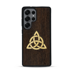 Coque de protection en bois véritable fabriquée en France pour  alliant du chêne fumé et du bambou représentant une triquetra