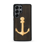 Coque de protection en bois véritable fabriquée en France pour  sur le thème nautique avec un bois clair et un bois foncé représentant une ancre de bateau