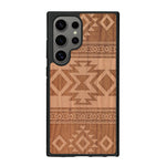 Coque de protection en bois véritable fabriquée en France pour Samsung S25 Ultra avec des motifs géométriques s'inspirant des temples aztèques, mayas et incas