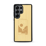 Coque de protection en bois véritable fabriquée en France pour  sur le thème du camping en pleine nature et du bivouac avec la phrase "Aventure is out there"