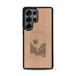 Coque de protection en bois véritable fabriquée en France pour  sur le thème du camping en pleine nature et du bivouac avec la phrase "Aventure is out there"