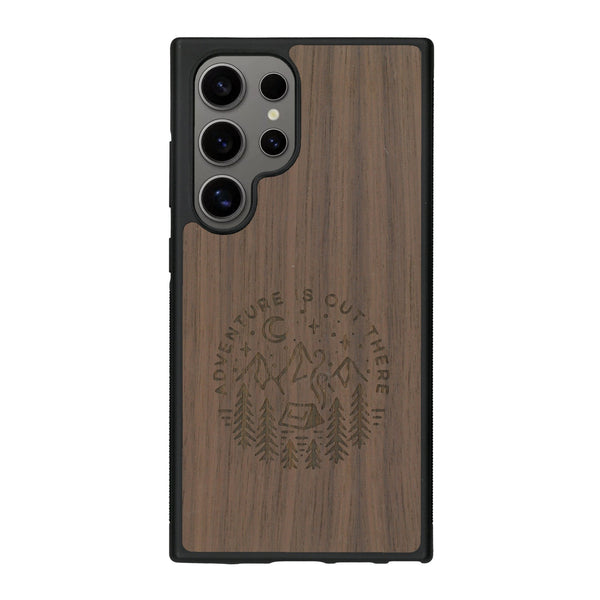 Coque de protection en bois véritable fabriquée en France pour Samsung S25 Ultra sur le thème du camping en pleine nature et du bivouac avec la phrase "Aventure is out there"
