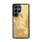 Coque de protection en bois véritable fabriquée en France pour  sur le thème du camping en pleine nature représentant une tente avec un feu de camp entouré de montagnes