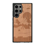 Coque de protection en bois véritable fabriquée en France pour Samsung S25 Ultra sur le thème du camping en pleine nature représentant une tente avec un feu de camp entouré de montagnes