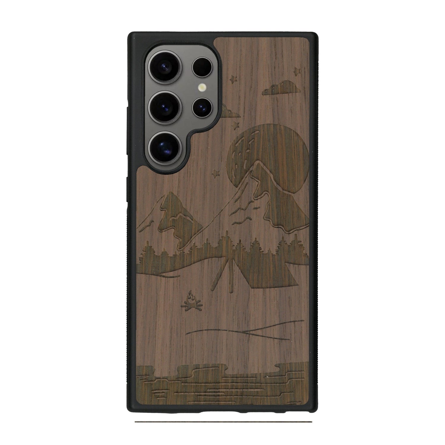 Coque de protection en bois véritable fabriquée en France pour Samsung S25 Ultra sur le thème du camping en pleine nature représentant une tente avec un feu de camp entouré de montagnes