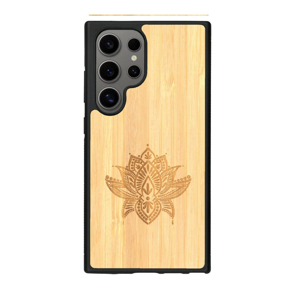 Coque de protection en bois véritable fabriquée en France pour Samsung S25 Ultra sur le thème de la nature et du yoga avec une gravure zen représentant une fleur de lotus