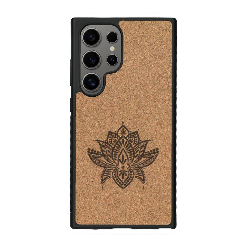 Coque de protection en bois véritable fabriquée en France pour Samsung S25 Ultra sur le thème de la nature et du yoga avec une gravure zen représentant une fleur de lotus