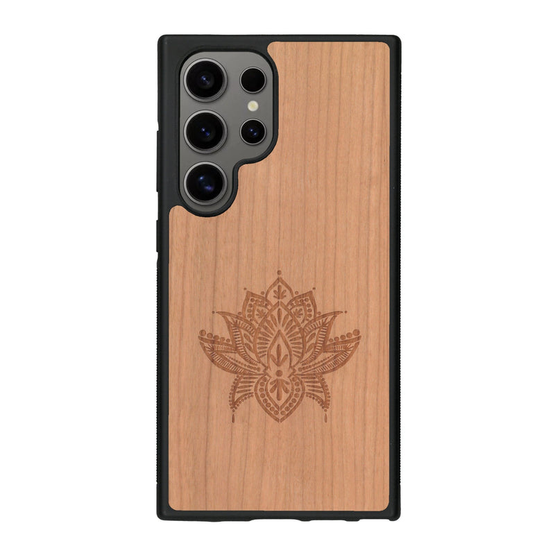 Coque de protection en bois véritable fabriquée en France pour Samsung S25 Ultra sur le thème de la nature et du yoga avec une gravure zen représentant une fleur de lotus