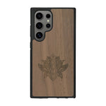 Coque de protection en bois véritable fabriquée en France pour Samsung S25 Ultra sur le thème de la nature et du yoga avec une gravure zen représentant une fleur de lotus