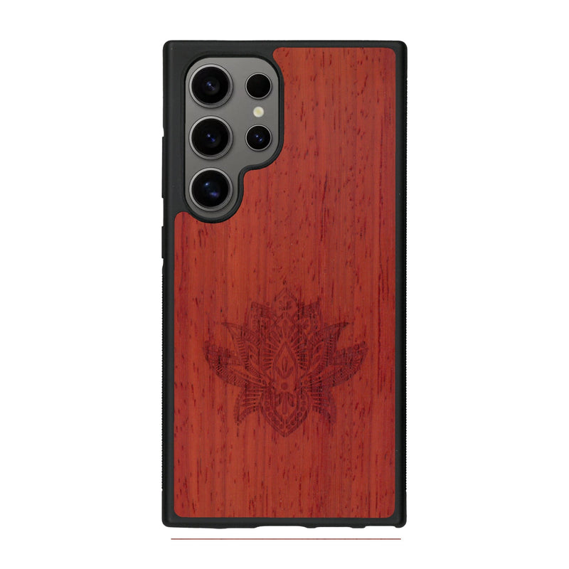 Coque de protection en bois véritable fabriquée en France pour Samsung S25 Ultra sur le thème de la nature et du yoga avec une gravure zen représentant une fleur de lotus