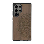 Coque de protection en bois véritable fabriquée en France pour Samsung S25 Ultra sur le thème de la bohème et du tatouage au henné avec une gravure représentant un mandala