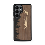 Coque de protection en bois véritable fabriquée en France pour  sur le thème de la nature et de la montagne qui allie du chêne fumé, du noyer et du bambou représentant le mont mézenc
