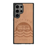 Coque de protection en bois véritable fabriquée en France pour Samsung S25 Ultra sur le thème des voyages en vans, vanlife et chill avec une gravure représentant un van vw combi devant le soleil couchant sur une plage avec des vagues