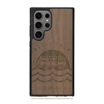 Coque de protection en bois véritable fabriquée en France pour Samsung S25 Ultra sur le thème des voyages en vans, vanlife et chill avec une gravure représentant un van vw combi devant le soleil couchant sur une plage avec des vagues