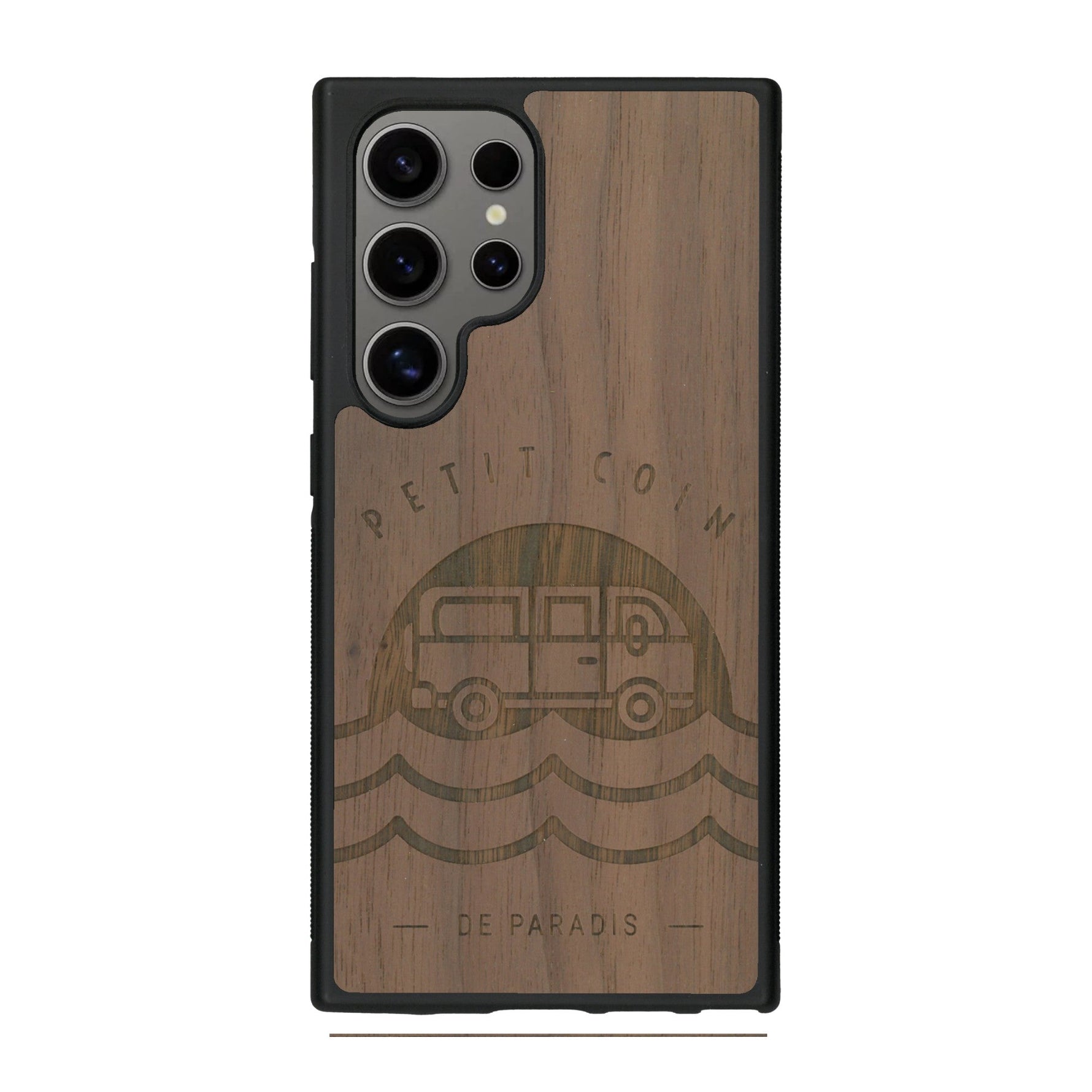 Coque de protection en bois véritable fabriquée en France pour Samsung S25 Ultra sur le thème des voyages en vans, vanlife et chill avec une gravure représentant un van vw combi devant le soleil couchant sur une plage avec des vagues