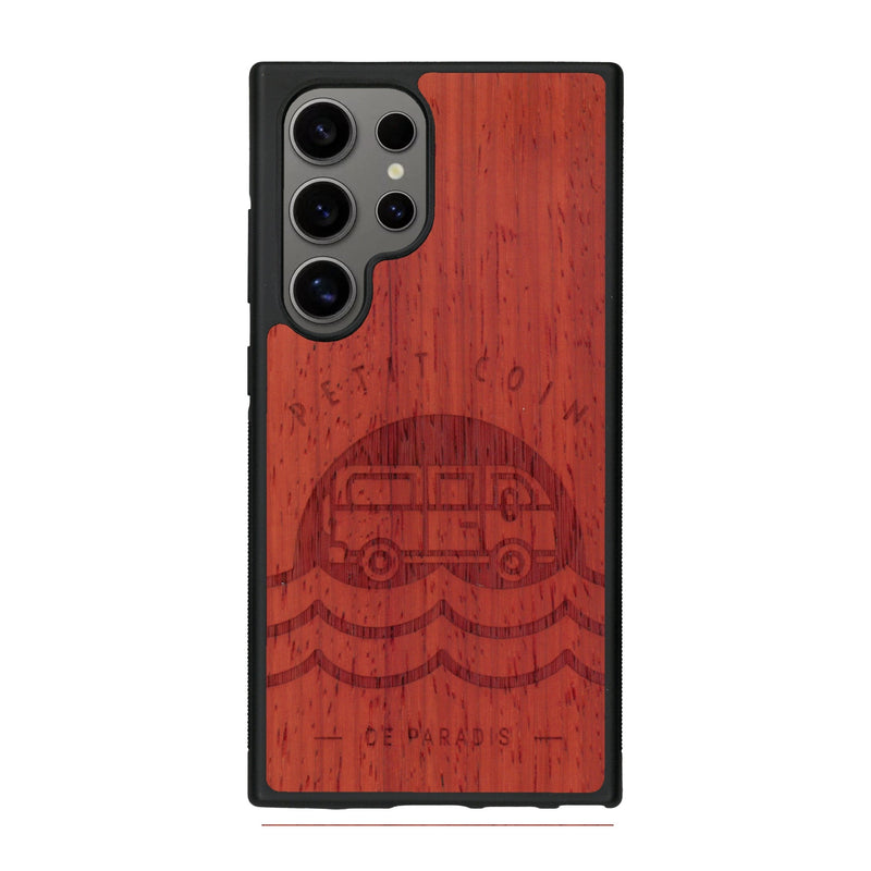 Coque de protection en bois véritable fabriquée en France pour Samsung S25 Ultra sur le thème des voyages en vans, vanlife et chill avec une gravure représentant un van vw combi devant le soleil couchant sur une plage avec des vagues
