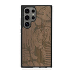 Coque de protection en bois véritable fabriquée en France pour Samsung S25 Ultra sur le thème de la nature et des animaux représentant un tigre dans la jungle entre des fougères