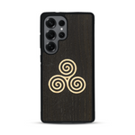 Coque de protection en bois véritable fabriquée en France pour  alliant du chêne fumé et du bambou et doré représentant un triskell