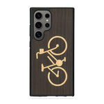 Coque de protection en bois véritable fabriquée en France pour Samsung S25 Ultra sur le theme du vélo et de l'outdoor qui allie du bambou et du chêne fumé représentant un vélo