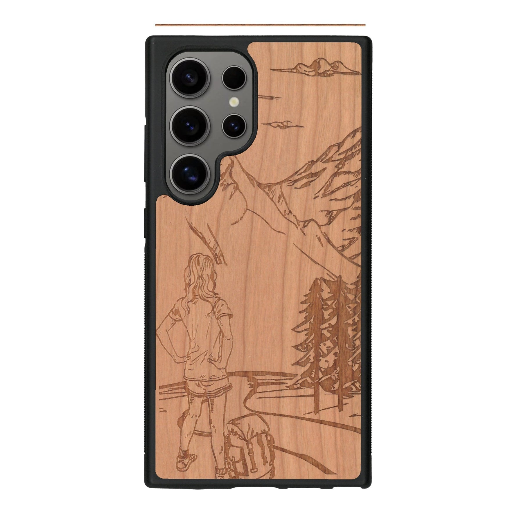 Coque de protection en bois véritable fabriquée en France pour Samsung S25 Ultra sur le thème de la randonnée en montagne et de l'aventure avec une gravure représentant une femme de dos face à un paysage de nature