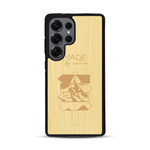Coque de protection en bois véritable fabriquée en France pour  sur le thème de la nature et des arbres avec une gravure représentant une pomme de pin et la phrase "made by nature"