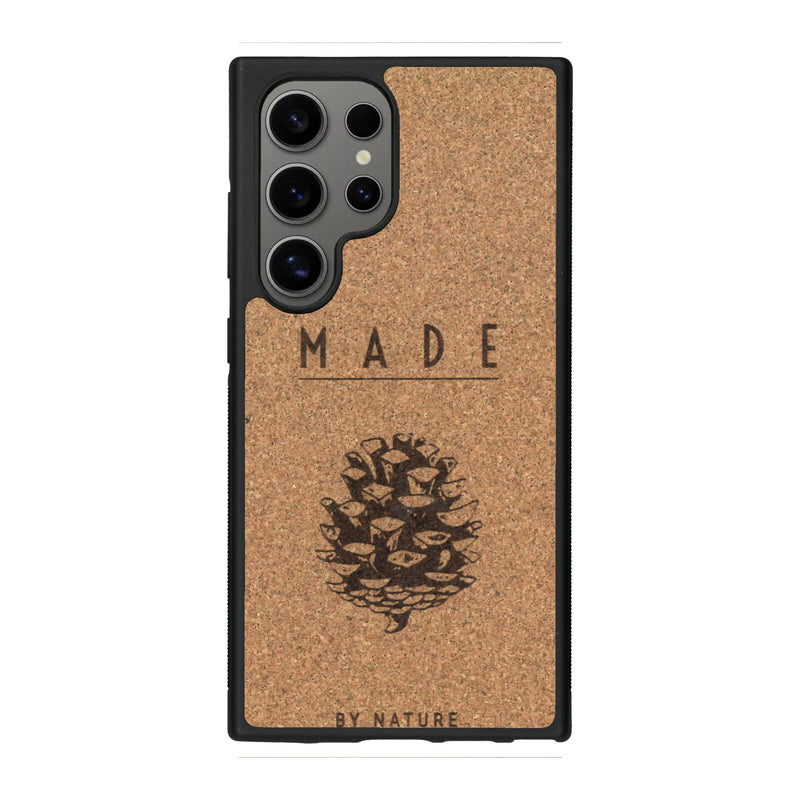 Coque de protection en bois véritable fabriquée en France pour Samsung S25 Ultra sur le thème de la nature et des arbres avec une gravure représentant une pomme de pin et la phrase "made by nature"