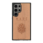 Coque de protection en bois véritable fabriquée en France pour Samsung S25 Ultra sur le thème de la nature et des arbres avec une gravure représentant une pomme de pin et la phrase "made by nature"