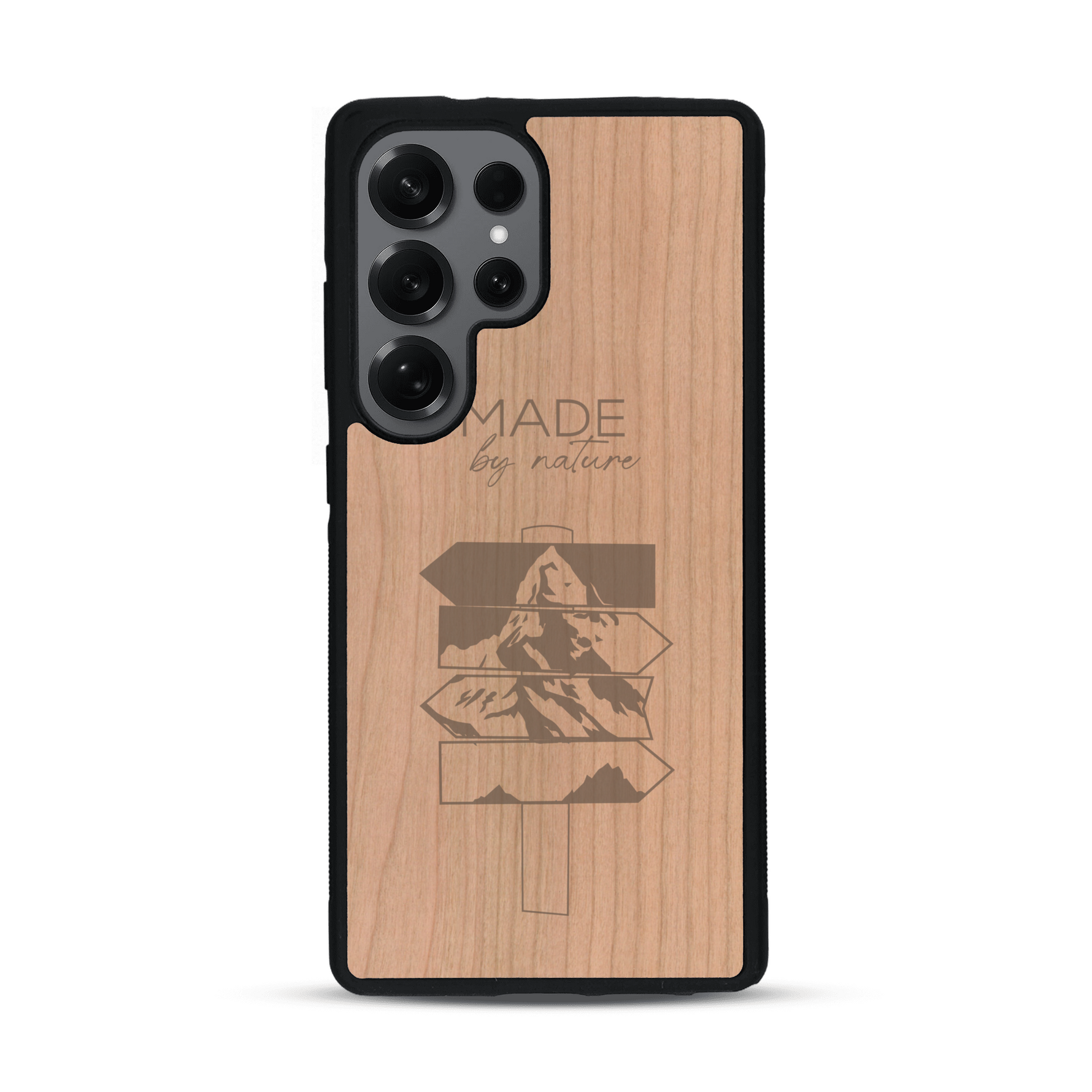 Coque de protection en bois véritable fabriquée en France pour  sur le thème de la nature et des arbres avec une gravure représentant une pomme de pin et la phrase "made by nature"