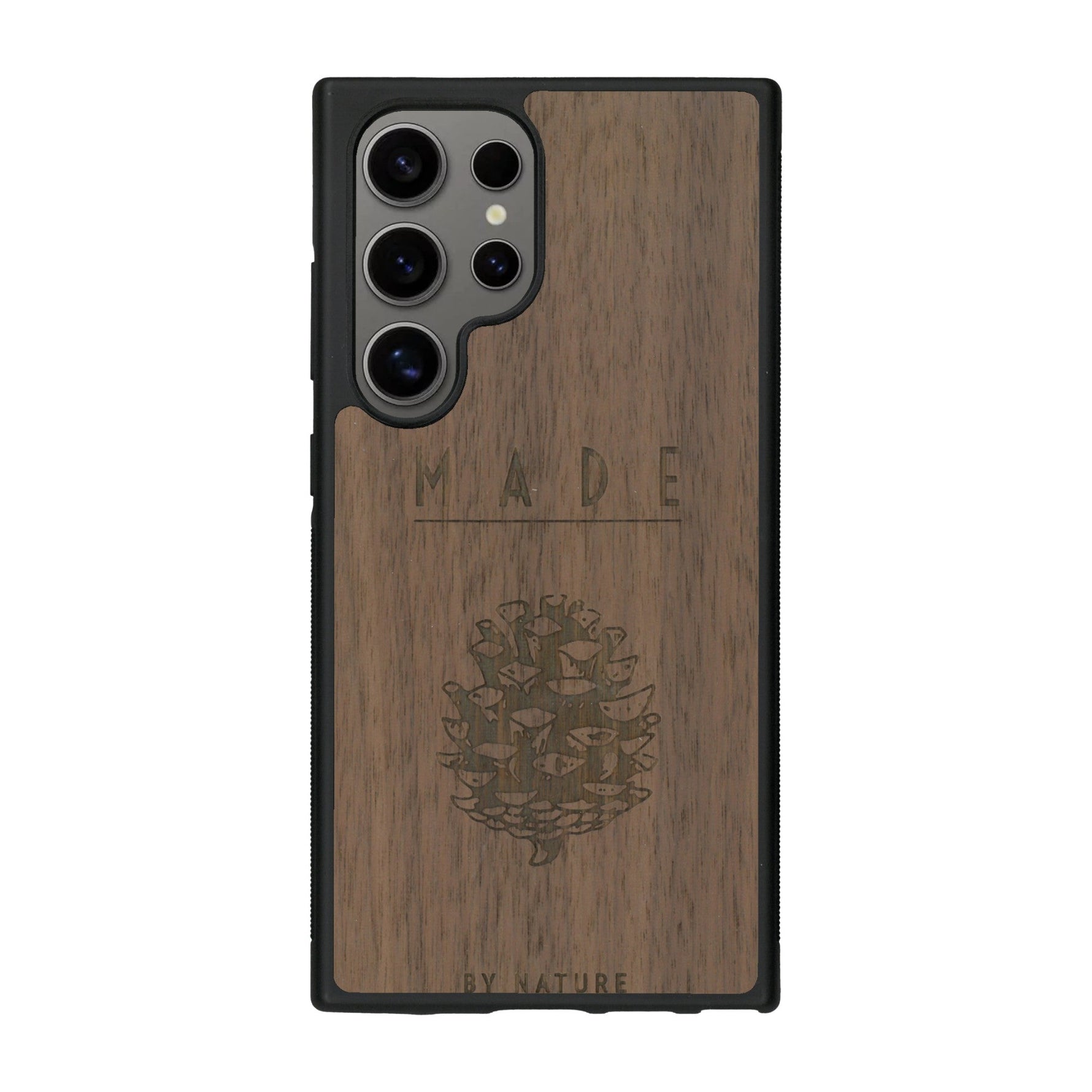 Coque de protection en bois véritable fabriquée en France pour Samsung S25 Ultra sur le thème de la nature et des arbres avec une gravure représentant une pomme de pin et la phrase "made by nature"